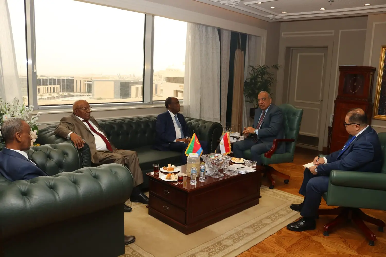 وزير الكهرباء يبحث مع مسؤولي دولة إريتريا التعاون والشراكة في مجالات الطاقة المتجددة 